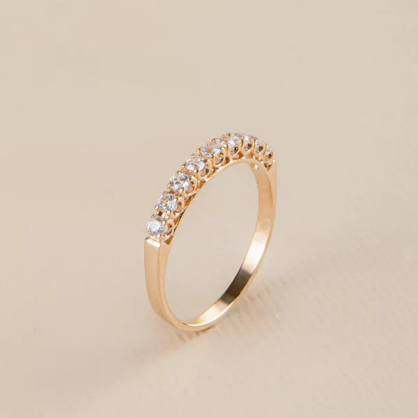 Anillo de compromiso medio cintillo alzado
