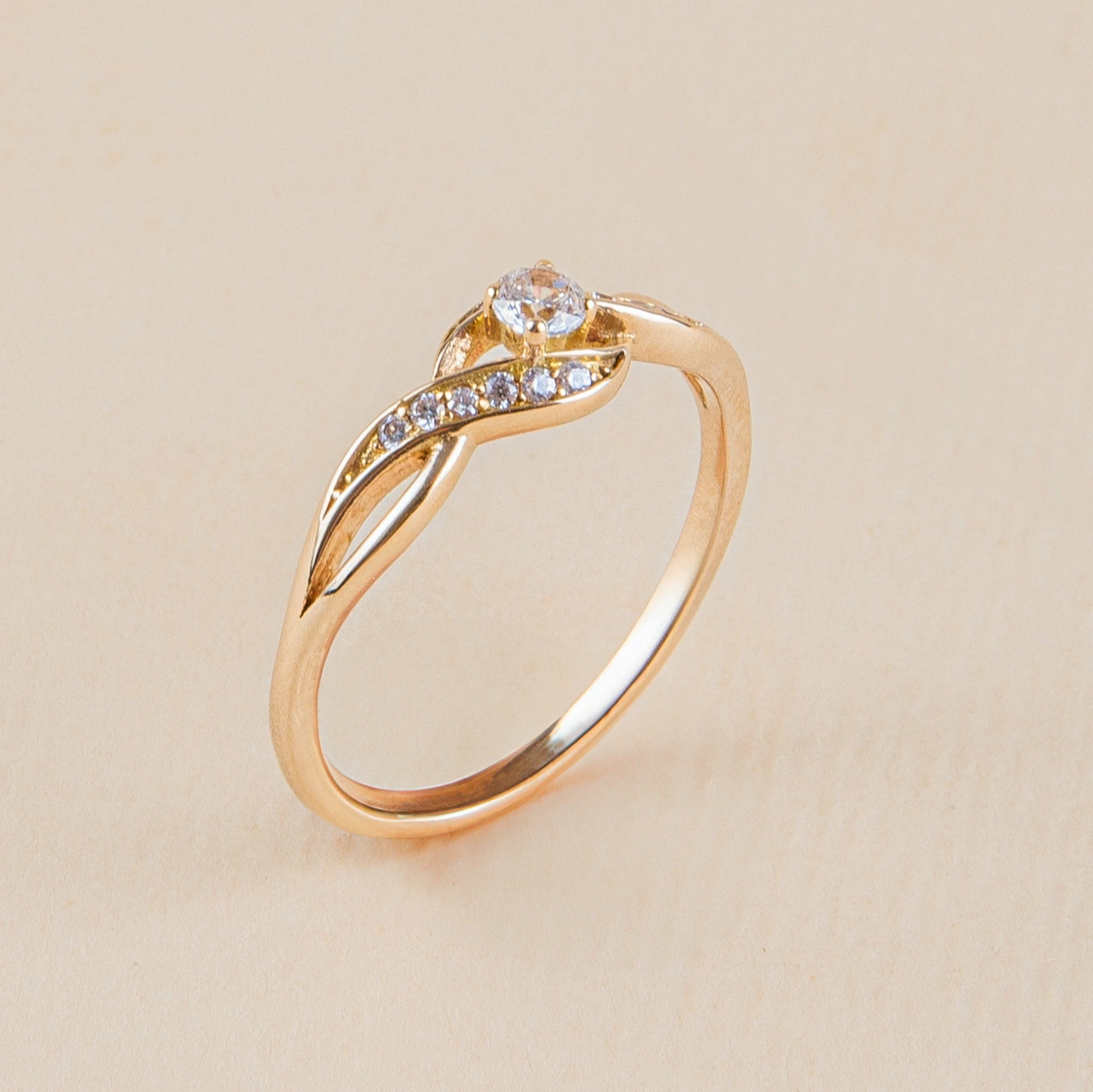 Anillo de Compromiso Estilo Infinito