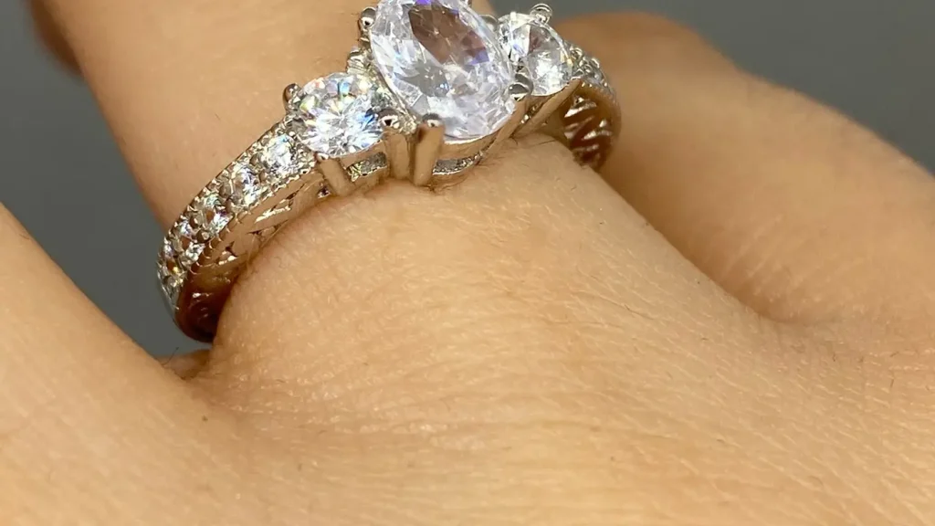 Mano con anillo de compromiso, para ilustrar cómo saber la talla sin que se entere