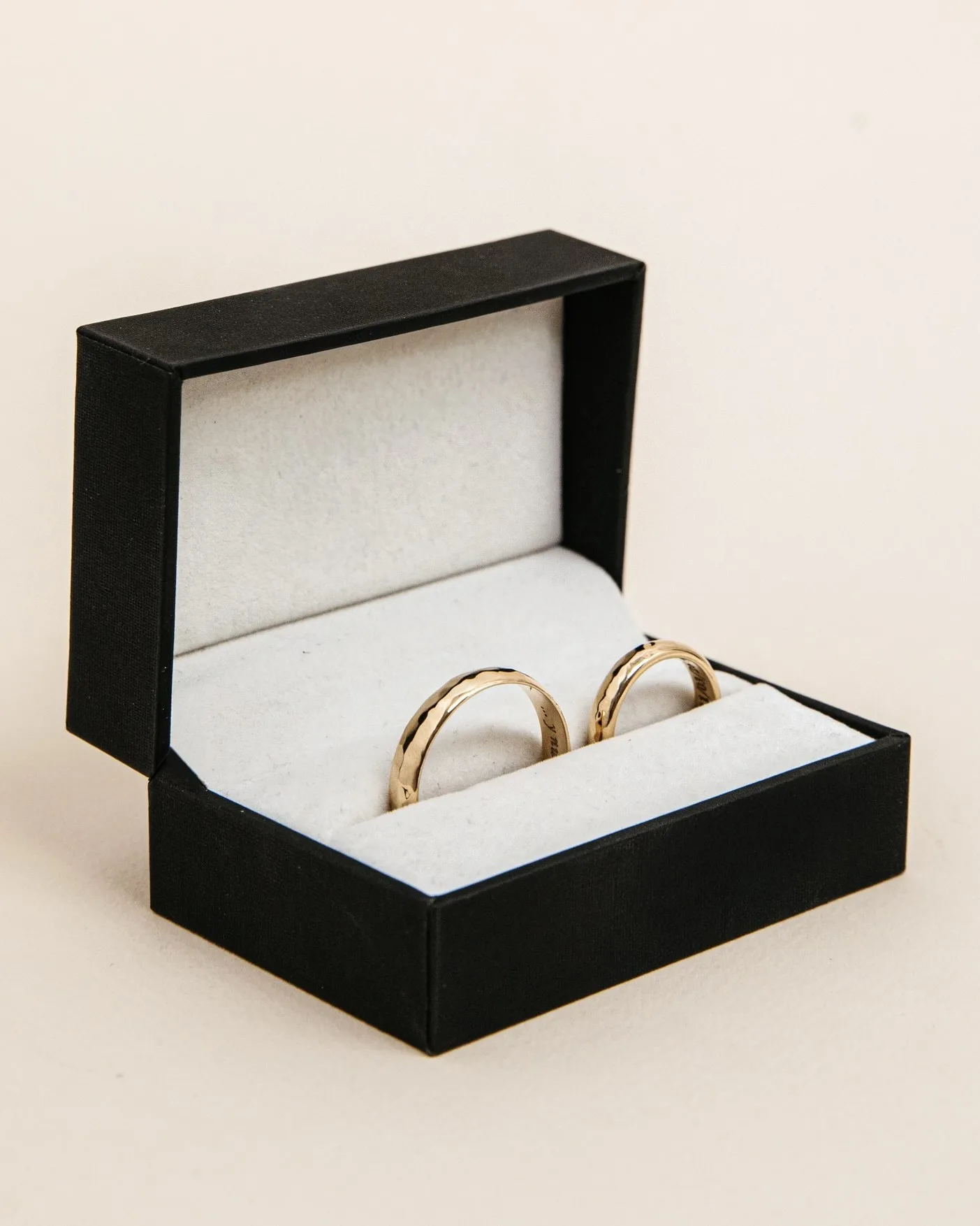 Argollas de matrimonio martilladas en oro dentro de su estuche