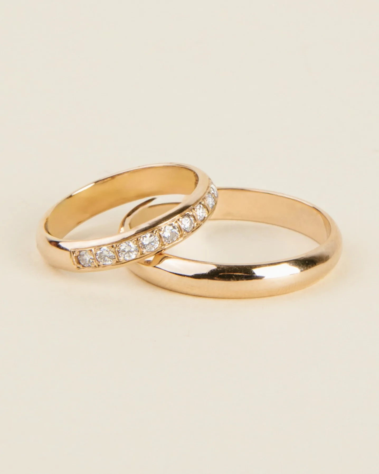 Argollas de matrimonio con piedras Esther en oro 18K, par completo