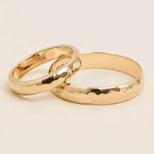 Argollas de matrimonio martilladas en oro 18K, par completo