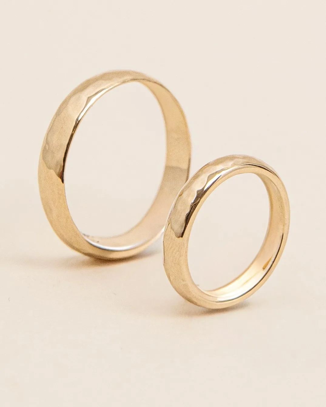 Argollas de matrimonio martilladas en oro 18K, detalle de las facetas