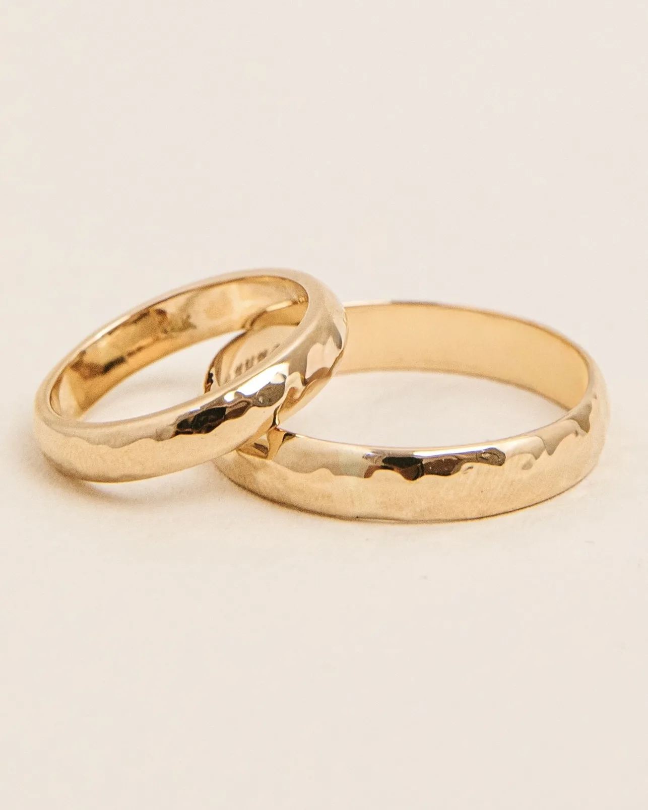 Argollas de matrimonio martilladas en oro 18K, par completo