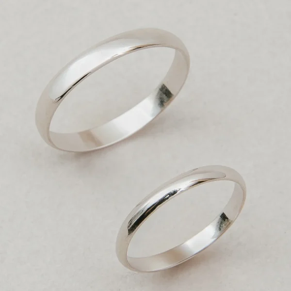 Argollas de matrimonio de oro blanco 18K estilo inglés, el par visto en ángulo