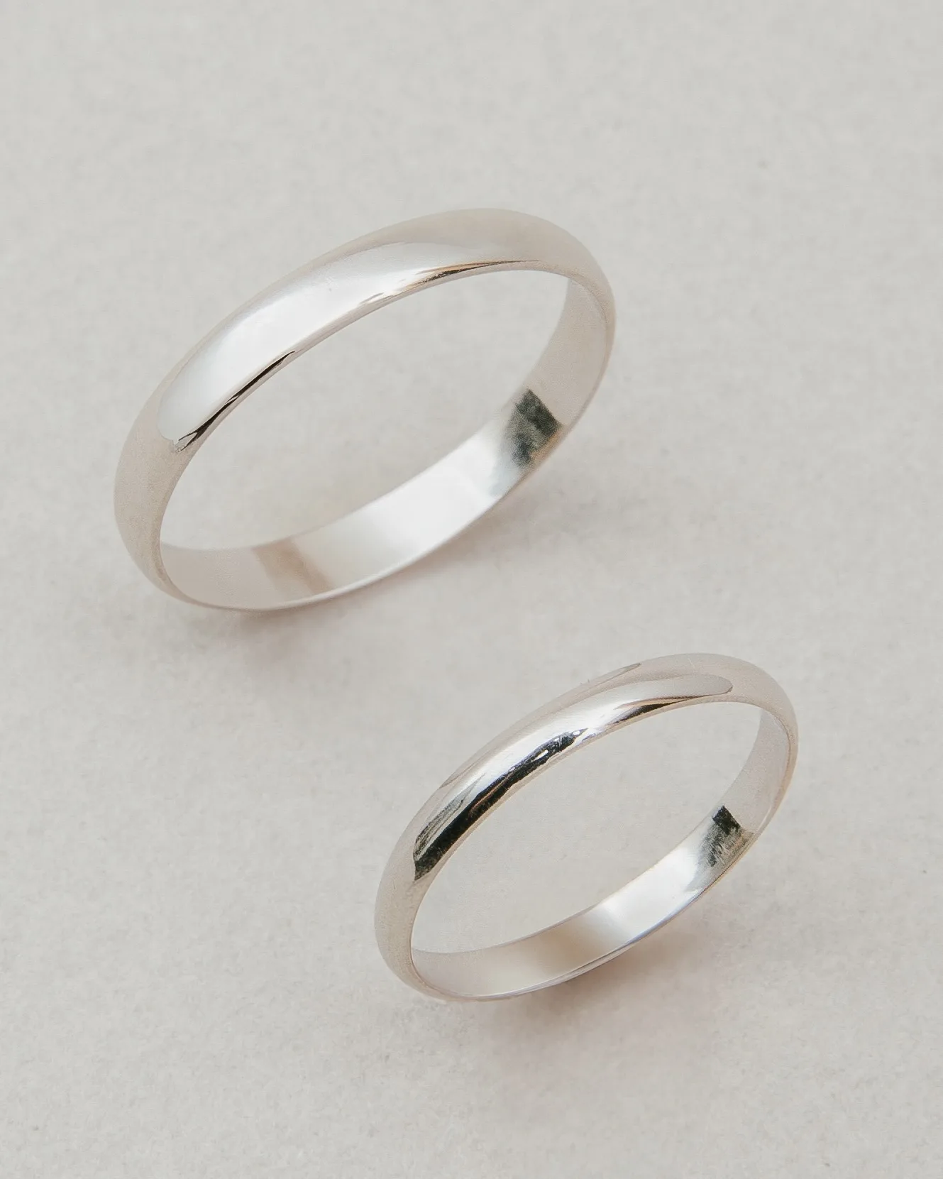 Argollas de matrimonio talladas mil rayas 4 mm 6 grs Oro blanco 18k
