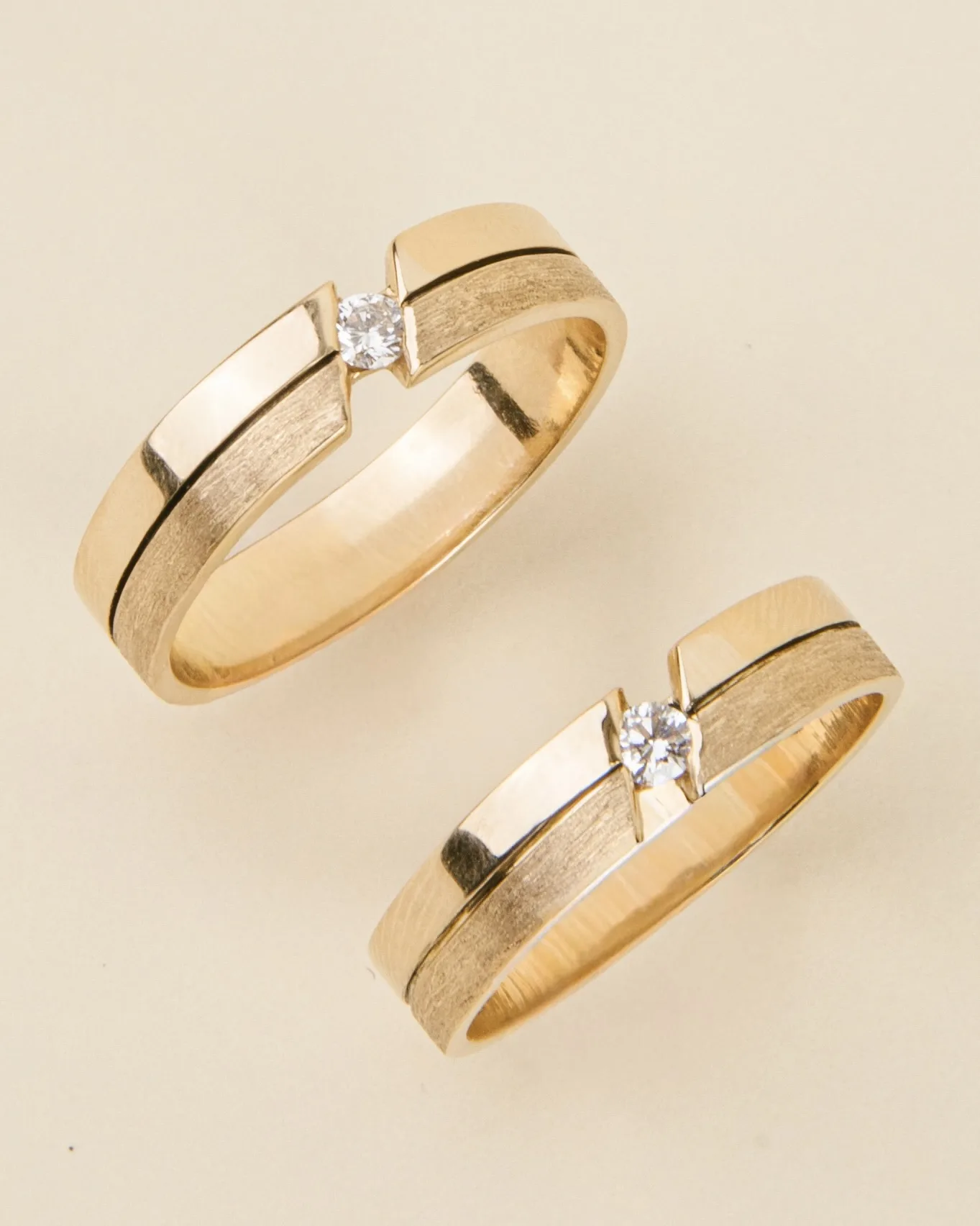 Argollas planas personalizadas Destello en oro 18K, par completo