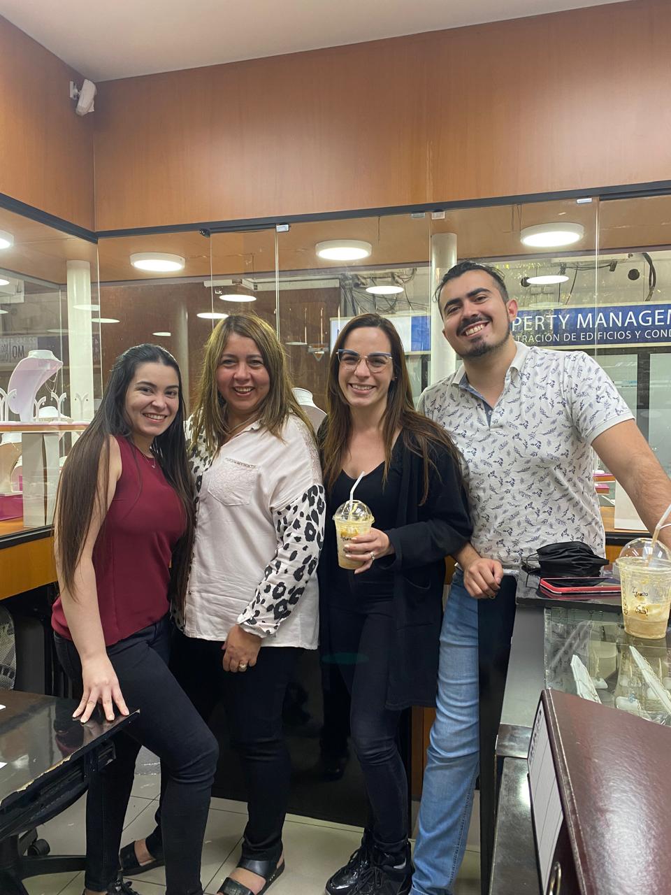 El equipo de Joyas Premium en el local
