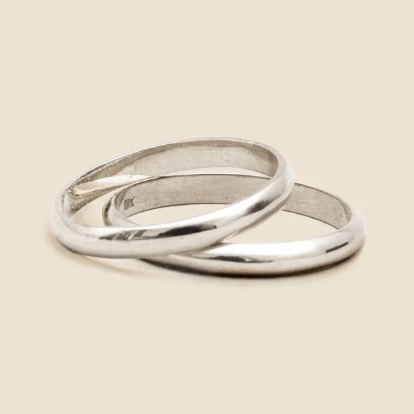 Argollas de matrimonio de oro blanco 18K estilo inglés entrelazadas, con el sello 18K a la vista