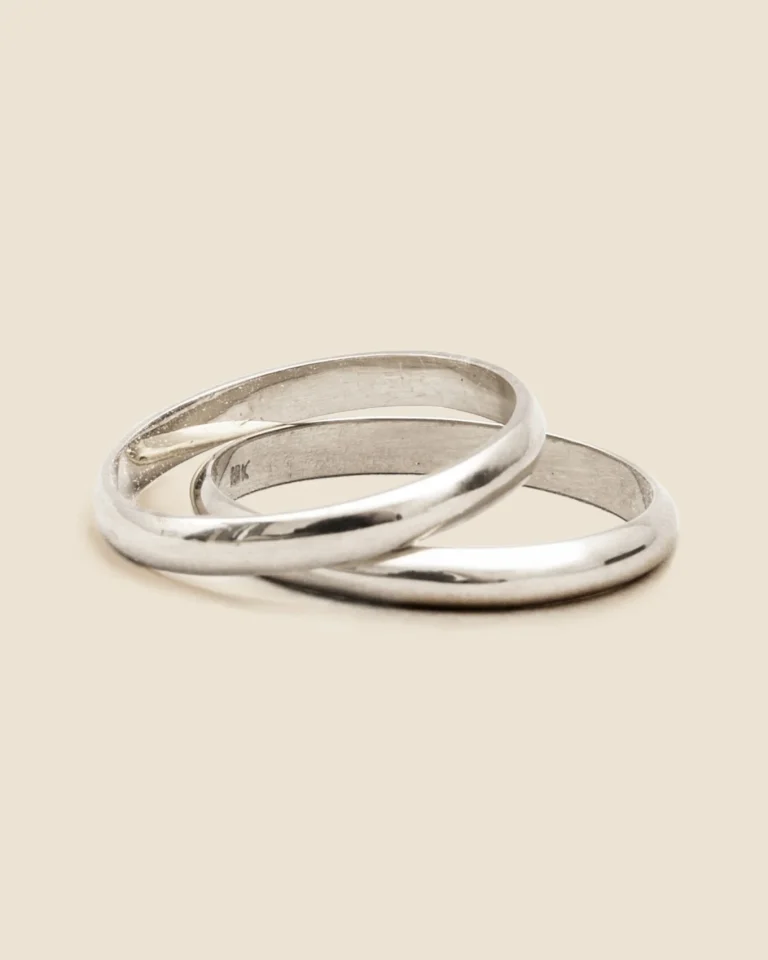 Argollas de matrimonio de oro blanco 18K estilo inglés entrelazadas, con el sello 18K a la vista